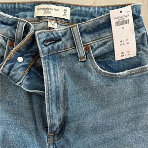 Abercrombie & Fitch The Mom High Rise